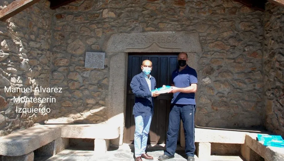 Entrega de los libros por Álvarez-Monteserín, vicesecretario del CEB, a Pablo Melchor, alcalde de Frades de la Sierra