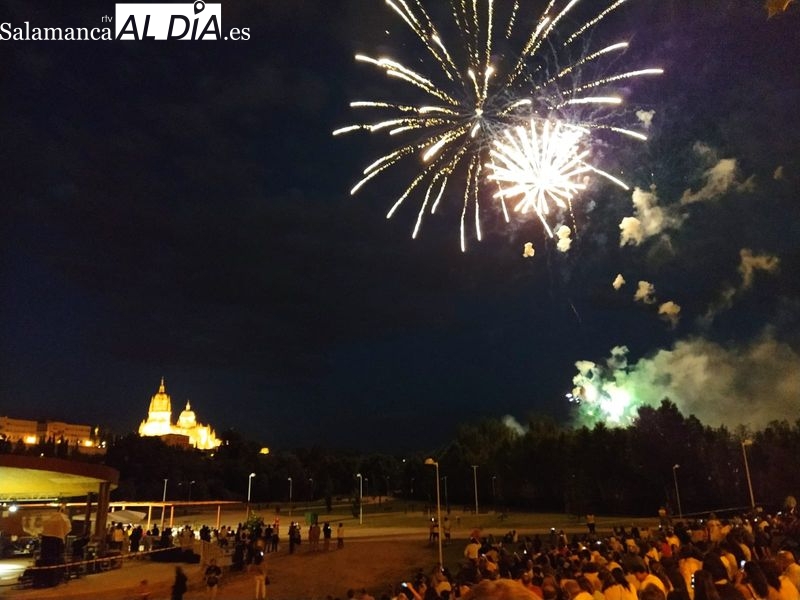 Los fuegos artificiales iluminan la noche salmantina