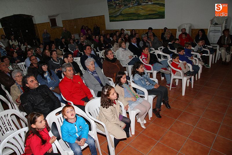 El salón municipal se llenó por completo para la actuación del prestidigitador.