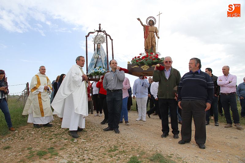 La renovada ermita del Mensegal acoge una colorida romería